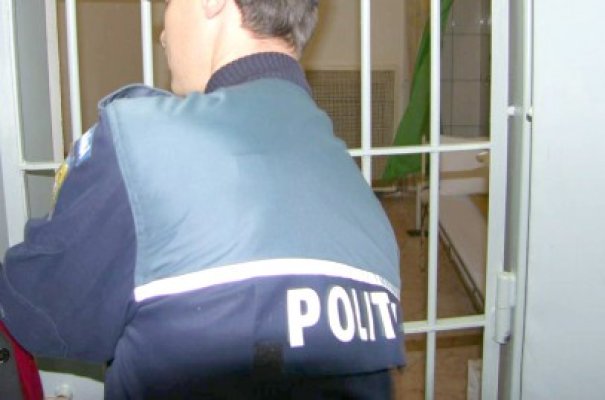 Şi-a prins nepoata la furat: a legat-o şi a lăsat-o aşa câteva ore, să se înveţe minte